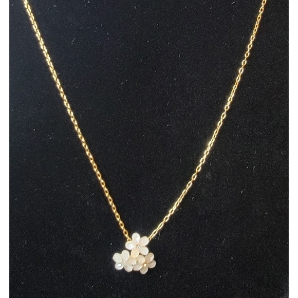 NIB Elegant Mother of Pearl Flower Necklace with Crystals - Picture 3 of 13